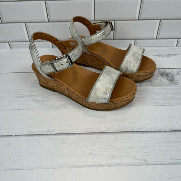 UGG Size:12 S/N  Very Good Condition  Wedge/Cork Silver  Shimmering - Picture 1 of 6